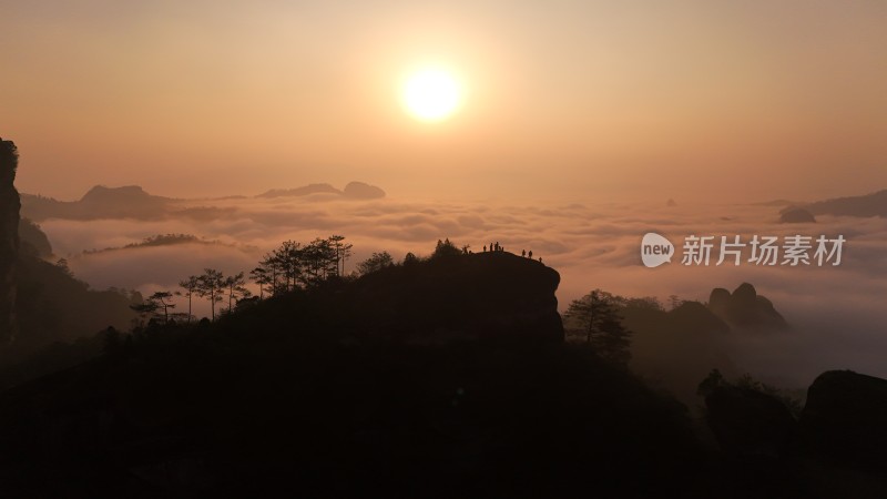 云海日出下的山巅剪影景观