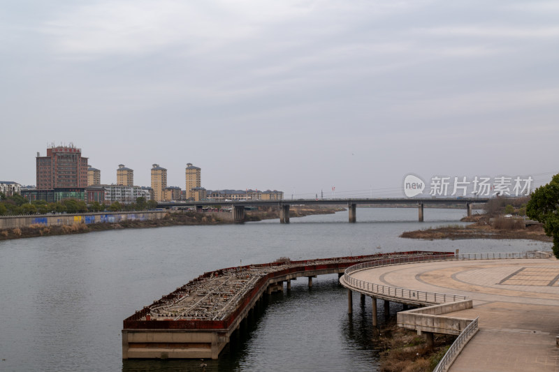 河上在建桥梁及城市建筑远景图