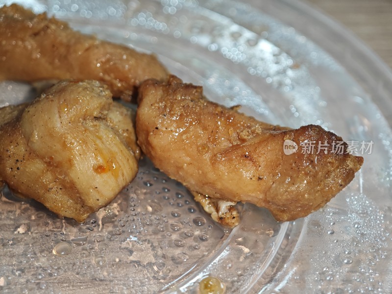 透明盘中的油炸鸡肉块