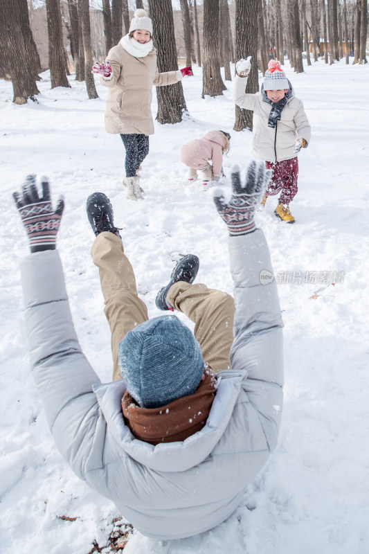 雪地里打雪仗的快乐家庭