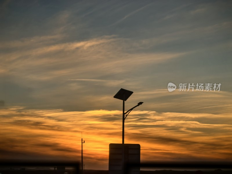 夕阳下的路灯与天空景观