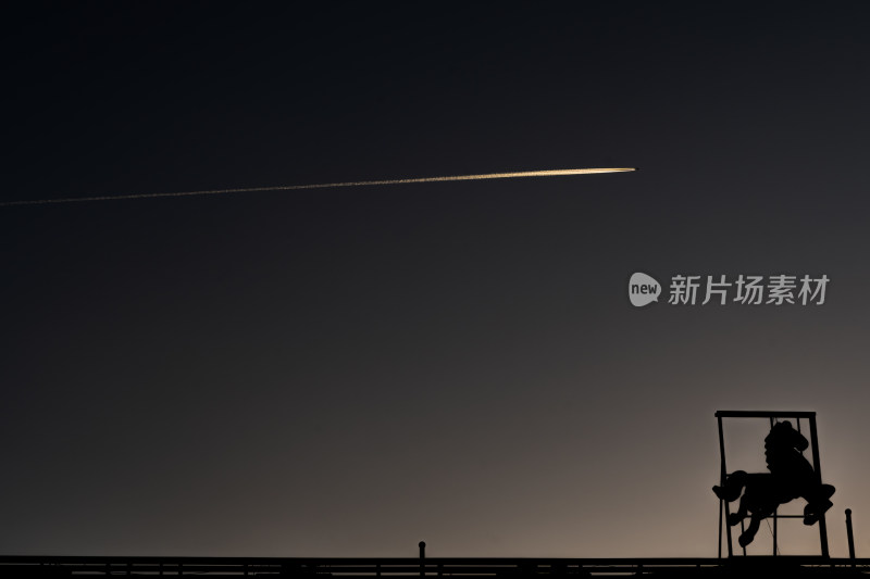 北京马泉营村标志傍晚黎明飞机划过天空
