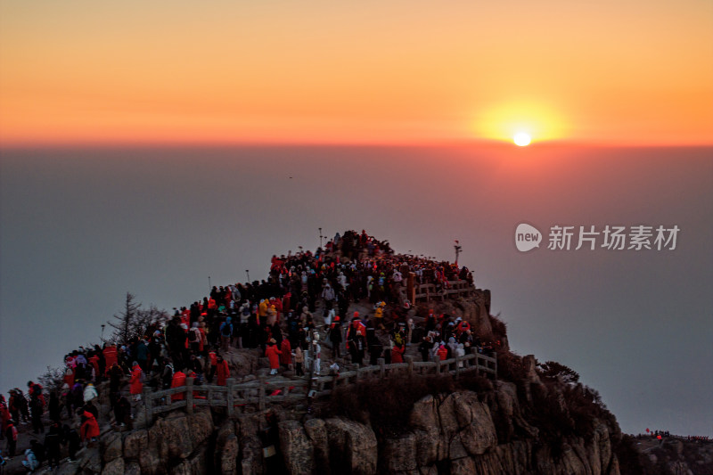 泰山之巅，迎来新年第一缕阳光。启航2025！