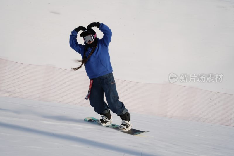 身穿蓝色外套的人在滑雪场上滑雪