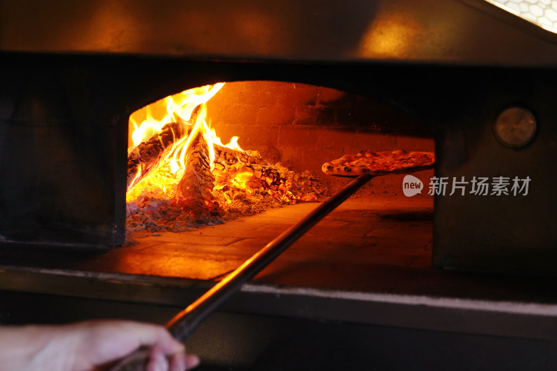 餐厅里烤制披萨