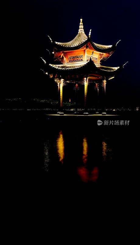 夜晚西湖湖畔中式古亭集贤亭景观