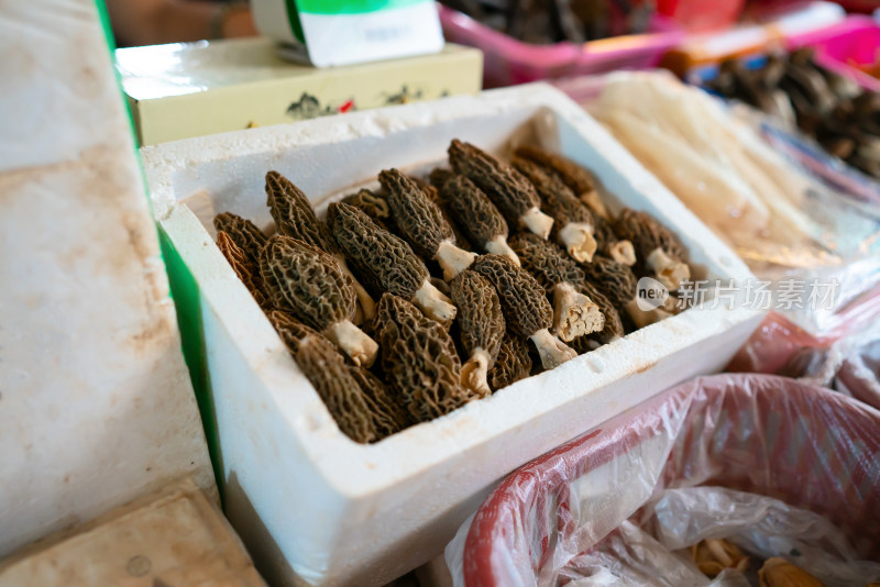 云南农贸市场的菌菇羊肚菌