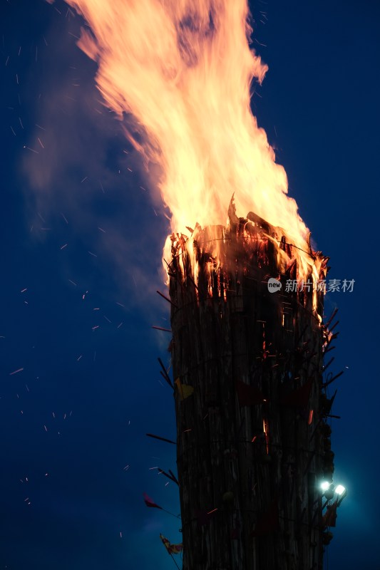 云南大理火把节夜晚熊熊燃烧的篝火