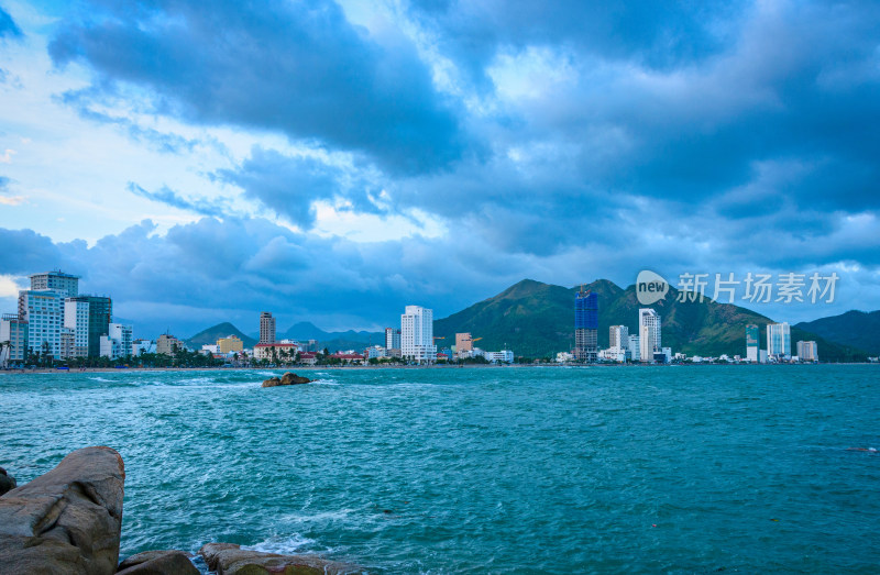 越南芽庄五指岩景区看滨海城市建筑与海景