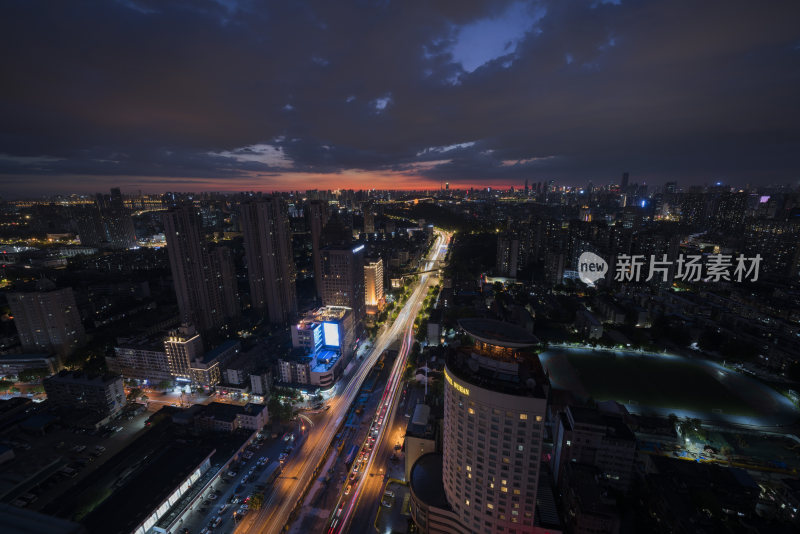 俯瞰夜晚灯火辉煌的城市道路街景