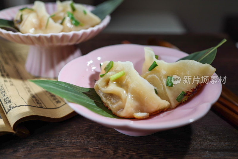 桌上盘子里的饺子特写镜头