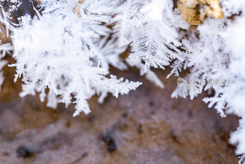 冬天水面的冰晶雪花