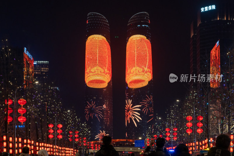 成都除夕夜双子塔和交子大道的新年活动