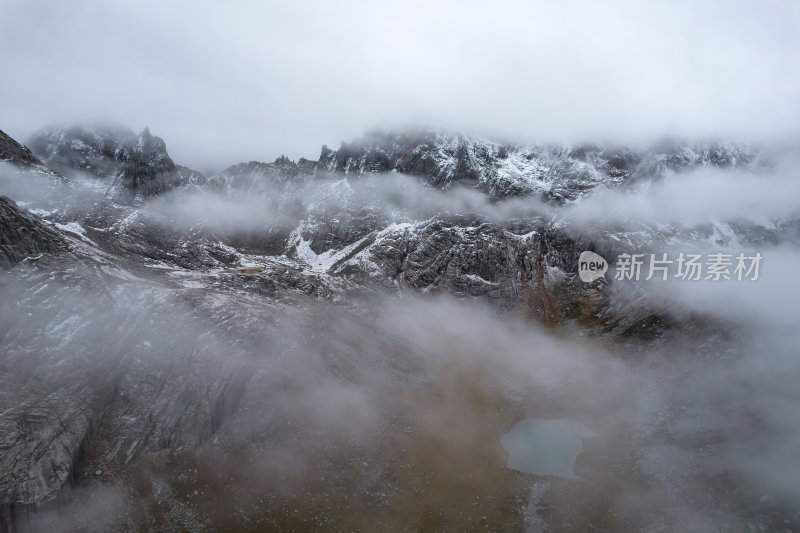 四川阿坝州莲宝叶则石头山晨雾高空航拍