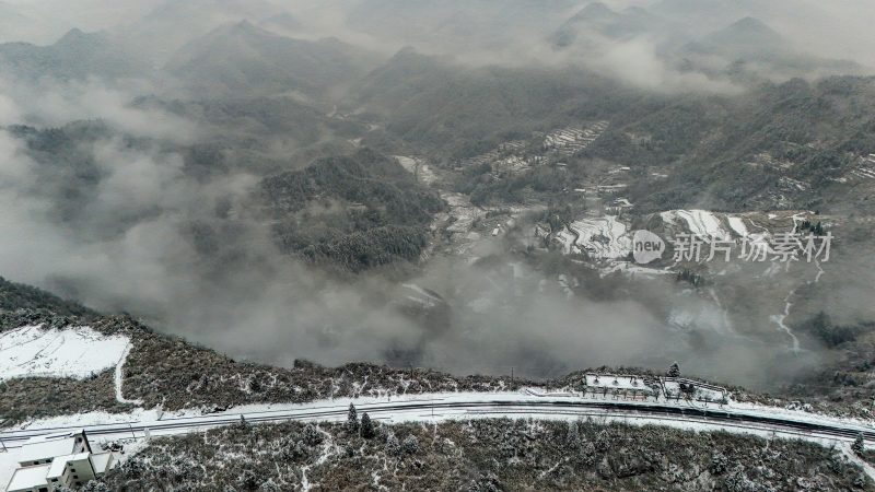 重庆酉阳：大雪纷飞赏雪忙