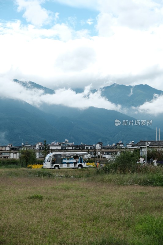 山野间草地旁的白色车辆