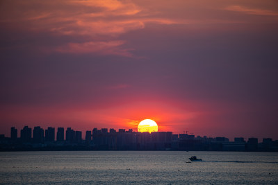 山东烟台金沙滩景区海上日落晚霞景观