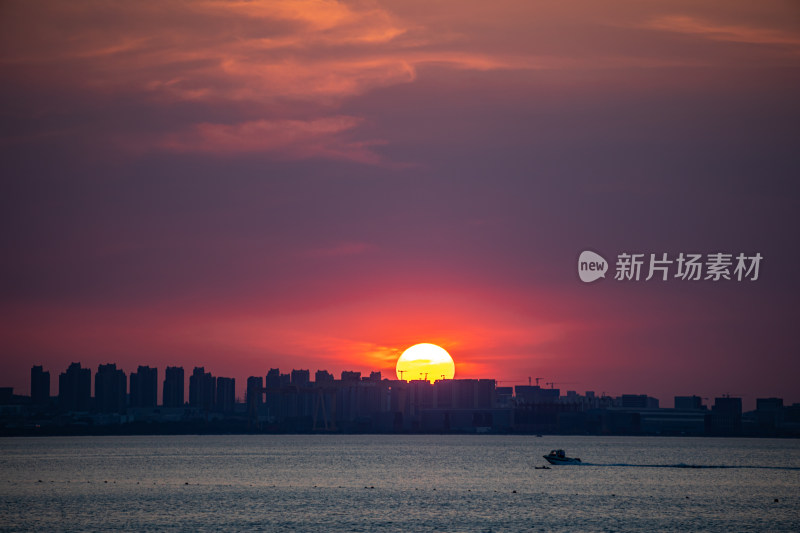 山东烟台金沙滩景区海上日落晚霞景观