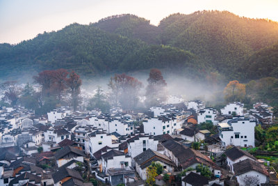 航拍江西婺源石城徽派建筑秋色枫叶村庄日出