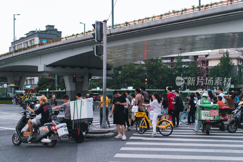 城市街道等待红绿灯的人群