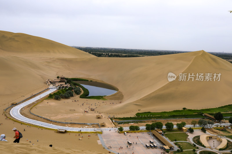 敦煌鸣沙山月牙泉