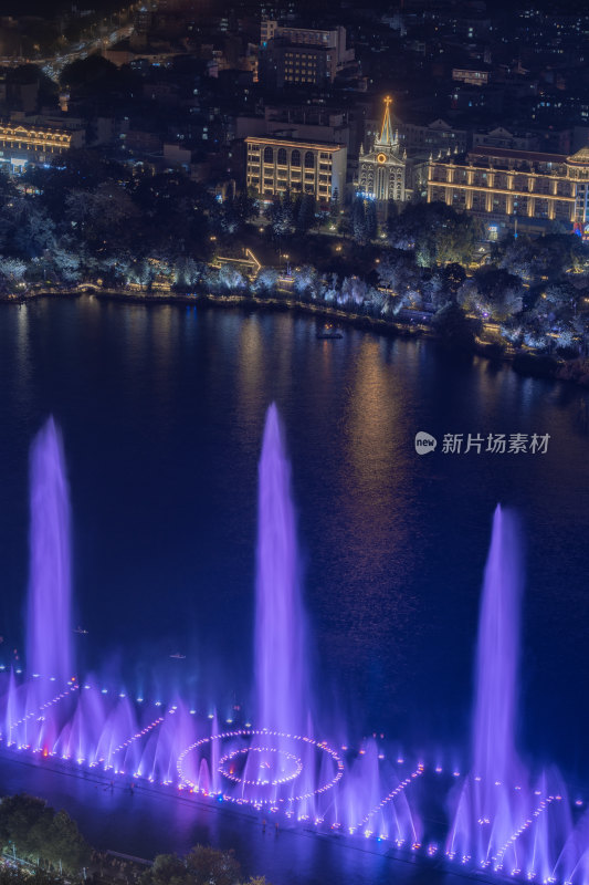 紫色灯光照亮的喷泉-柳州柳江音乐喷泉