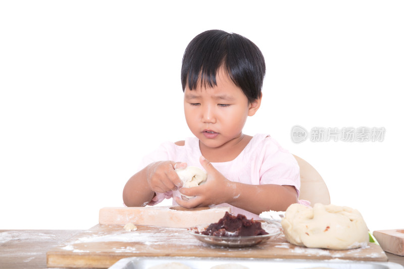 女孩在认真制作中国传统节日中秋的月饼