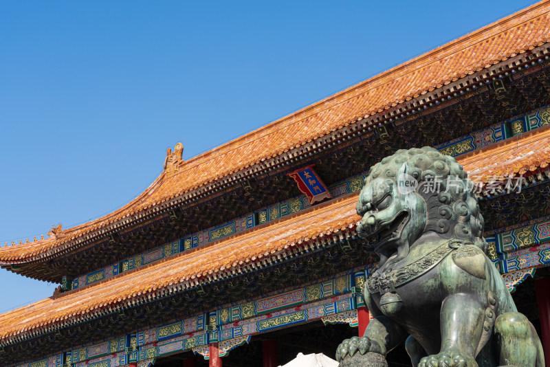 中国北京故宫博物院太和门前的青铜狮子