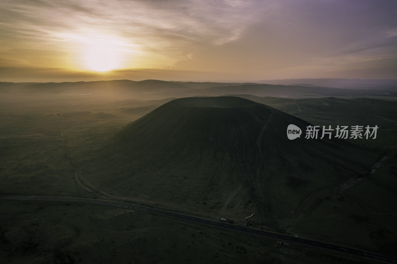 夕阳西下的火山景观