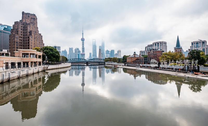 上海城市河流旁的高楼景观