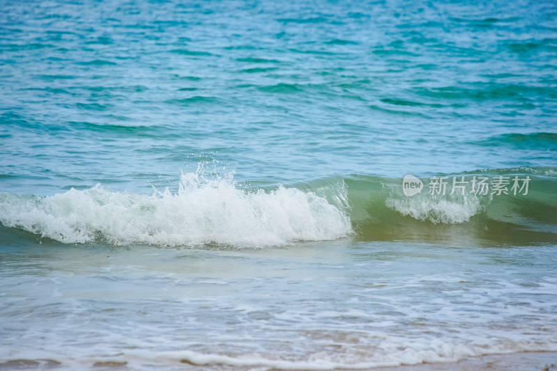 海浪拍打沙滩景象