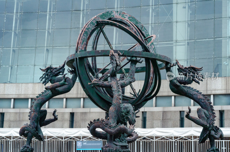 上海科技馆门前广场的浑天仪雕塑