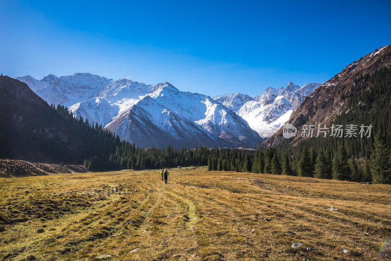 雪山脚下徒步旅行