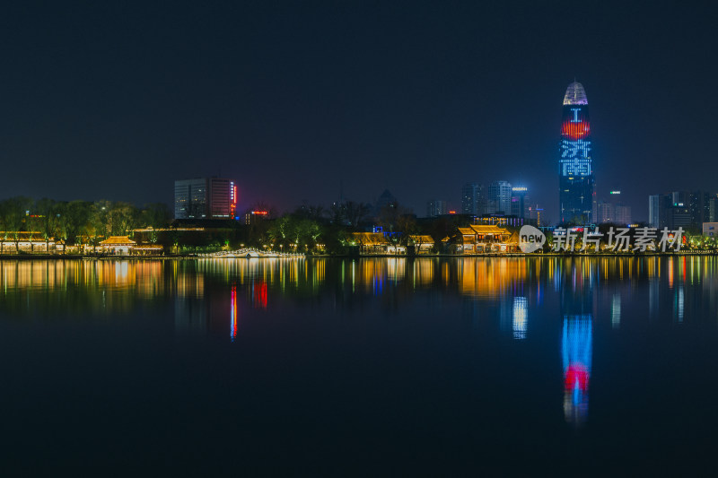 山东济南大明湖夜景绿地中心