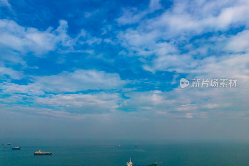 蓝色海洋大海天空渔船航拍摄影图
