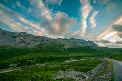 蓝天白云草原山峰公路