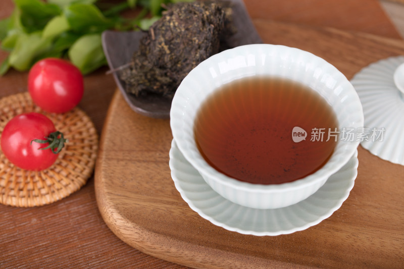 泡好的盖碗茶黑茶茶汤