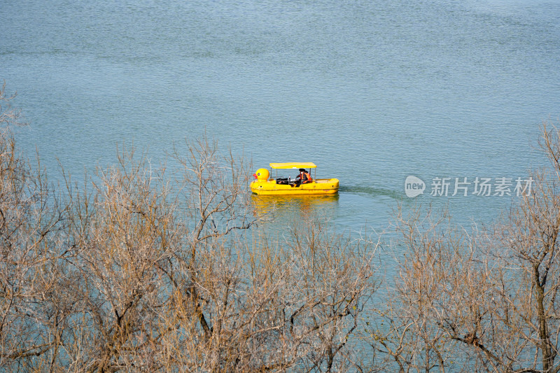 湖面黄色游船休闲景象