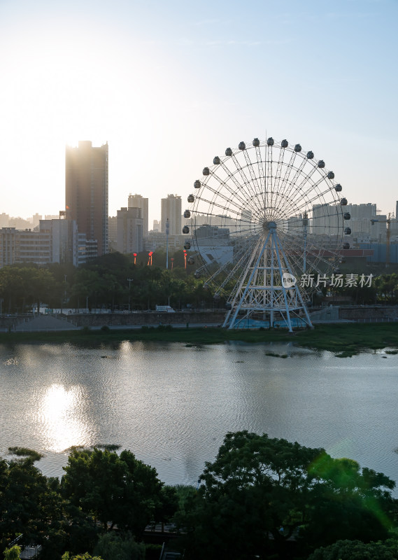 城市水域边的摩天轮远景