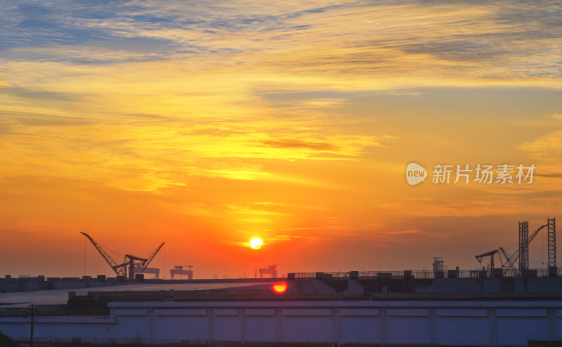 青岛凤凰岛的夕阳下的重工业基地