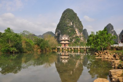 靖西旧州文昌塔夕阳下的奇山异水的倒影