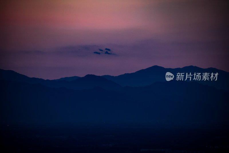 黄昏时分山峦与天空景色