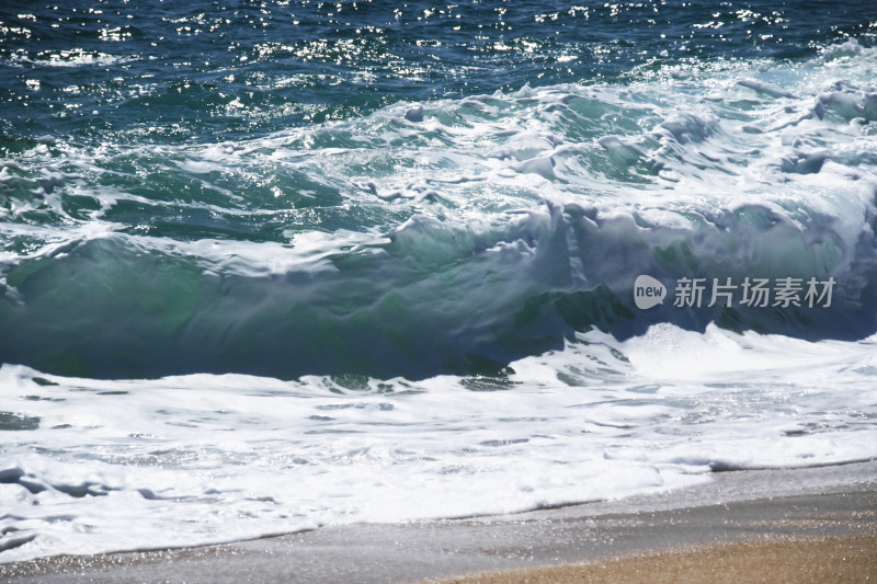 海边海浪拍打沙滩景象