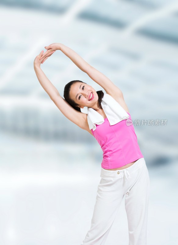 棚拍年轻女人健身运动