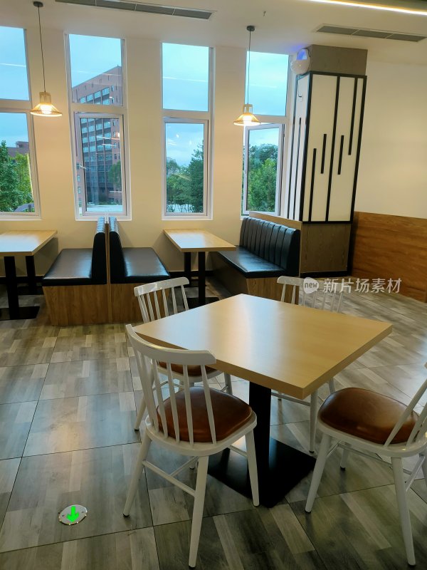 室内餐厅桌椅布置场景