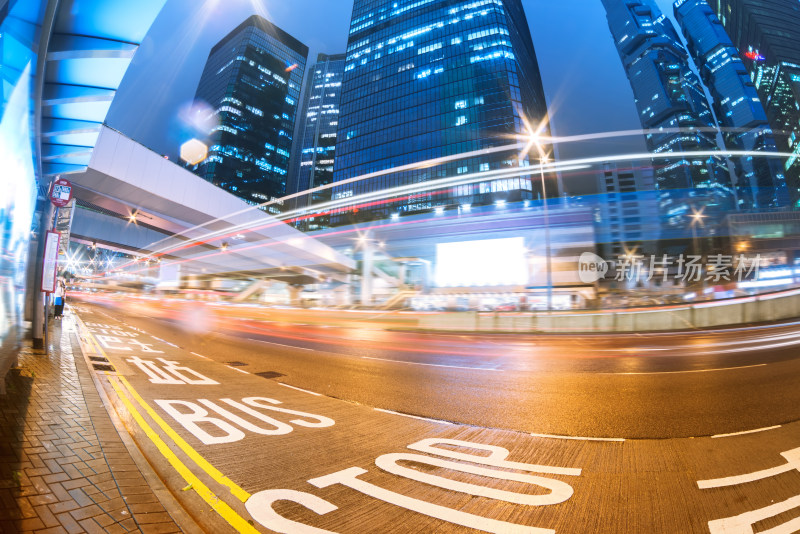 城市街道夜晚车流与高楼景观