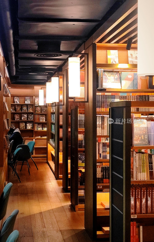 书店内部摆满书的书架