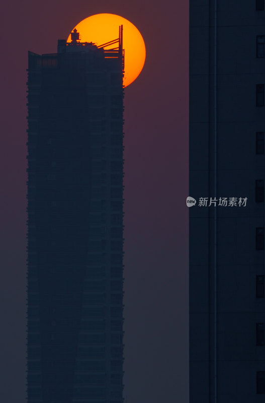 黄昏天空夕阳落日与城市高楼建筑剪影