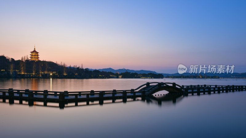 杭州西湖雷锋夕照长桥公园夜景