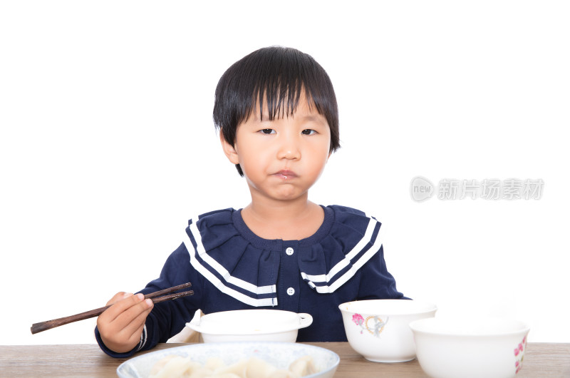 可爱的中国小女孩正在吃饺子